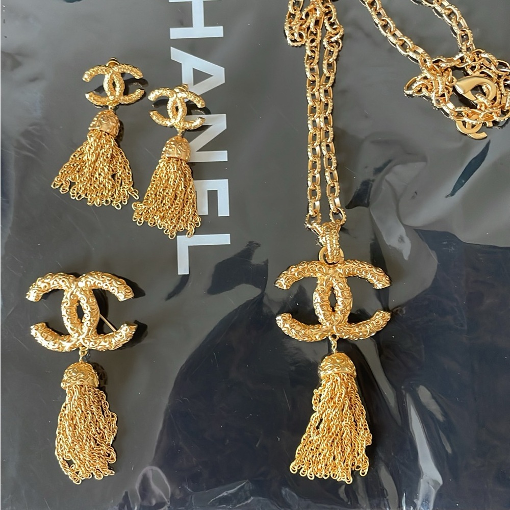 CHANEL Gold Tassel Necklace and brooch Set no earrings